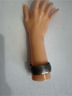 Narcisso KIK Pewter Floral Etched Cuff Bracelet Vintage Boho Silver Tone